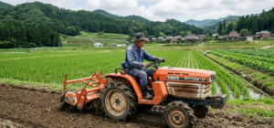 Minitractor japon&eacute;s trabajando en campo agr&iacute;cola.