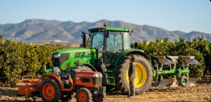 Comparativa visual entre tractor grande y minitractor en finca.