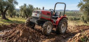 Un minitractor superando un montículo de tierra con las cuatro ruedas activas, mostrando su capacidad todoterreno.