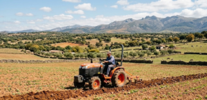 minitractor en campo abierto con paisaje agrícola del norte de Cáceres