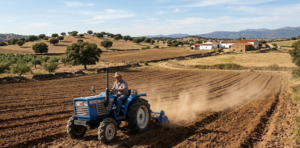 minitractor trabajando en campo abierto con paisaje agrícola